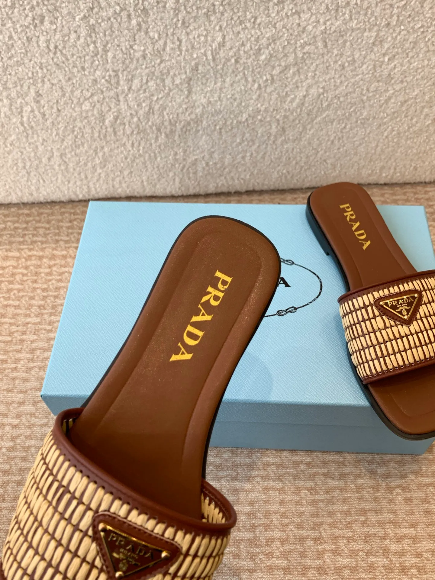 👟👟Ex-factory price 420👟👟 Prada 25ss new spring and summer Prada woven slippers Modern lines and original architectural volumes define these complex charms. The iconic geometric shape of the Prada triangle inspires the heel design, highlighting the taper and soft curves with a unique modern touch.  Upper: original woven upper, lining cowhide, outsole: Italian genuine leather outsole Size: #35-42 (40, 41, 42 customized, non-refundable)